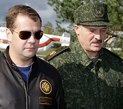 Medvedevas drauge su Luka&scaron;enka stebės karinių mokymų baigiamąjį etapą 