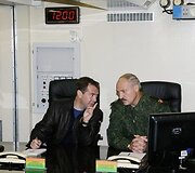 Medvedevas drauge su Luka&scaron;enka stebės karinių mokymų baigiamąjį etapą 