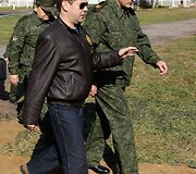 Medvedevas drauge su Luka&scaron;enka stebės karinių mokymų baigiamąjį etapą 