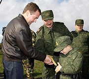 Medvedevas drauge su Luka&scaron;enka stebės karinių mokymų baigiamąjį etapą 