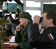 Medvedevas drauge su Luka&scaron;enka stebės karinių mokymų baigiamąjį etapą 
