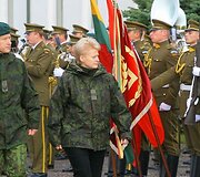 Prezidentė sėdo prie karinio &scaron;arvuočio vairo ir i&scaron;bandė net kulkosvaidį
