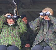 Prezidentė sėdo prie karinio &scaron;arvuočio vairo ir i&scaron;bandė net kulkosvaidį