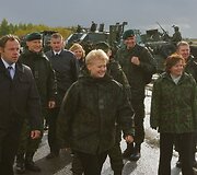 Prezidentė sėdo prie karinio &scaron;arvuočio vairo ir i&scaron;bandė net kulkosvaidį