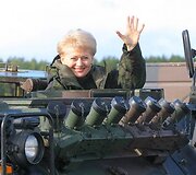 Prezidentė sėdo prie karinio &scaron;arvuočio vairo ir i&scaron;bandė net kulkosvaidį