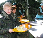 Prezidentė sėdo prie karinio &scaron;arvuočio vairo ir i&scaron;bandė net kulkosvaidį