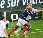 Thierry Henry kamuolį sustabdė ranka