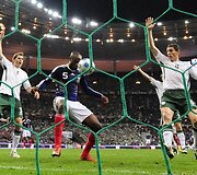 Thierry Henry kamuolį sustabdė ranka
