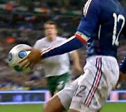 Thierry Henry kamuolį sustabdė ranka