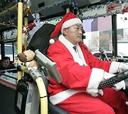 Autobusą vairuoja Kalėdų senelis