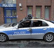 I&scaron;puoliai prie&scaron; policininkus