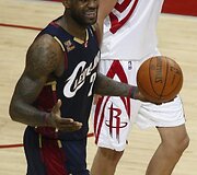 &bdquo;Rockets&ldquo; ir &bdquo;Cavaliers&ldquo; rungtynių akimirkos