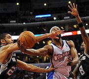 &bdquo;Clippers&ldquo; ir &bdquo;Spurs&ldquo; rungtynių akimirkos