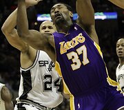 &bdquo;Lakers&ldquo; ir &bdquo;Spurs&ldquo; krep&scaron;ininkų dvikova 