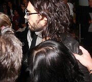 R.Brand'as ir K.Perry