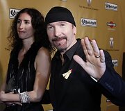 Grupės U2 muzikantas Edge'as su žmona