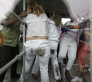 Pareigūnės moterys suvarė protestuotojas į du autobusus