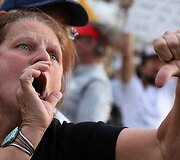 &Scaron;imtai įpykusių protestuotojų