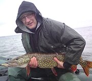 Žydrūnė: &bdquo;Kai vyras mane vedė, tapo ir žveju, ir sportininku, tik medžioti nepradėjo. Manau, ir tam ateis laikas. Čia jo pirmasis rimtas laimikis. Kaip sakoma &ndash; pagavau, pabučiavau ir paleidau.&ldquo;