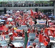 Protestuoja tūkstančiai tailandiečių