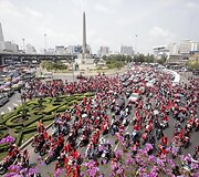 Protestuoja tūkstančiai tailandiečių