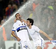 Stadiono darbuotojai atsuko laistymo įrangą