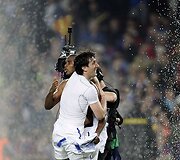 Stadiono darbuotojai atsuko laistymo įrangą