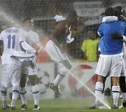 Stadiono darbuotojai atsuko laistymo įrangą