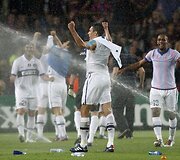 Stadiono darbuotojai atsuko laistymo įrangą