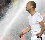 Stadiono darbuotojai atsuko laistymo įrangą