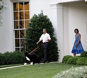 B.Obama vedžioja &scaron;unį