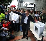 J.M.Santosas pakeis dvi kadencijas baigusį prezidentą Alvaro Uribe 