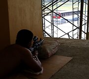 Užpuolikas ginkluotas automatu M16