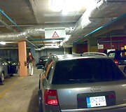 Ma&scaron;ina užtvėrė kelią požeminėje aik&scaron;telėje. Ją pavyko patraukti tik su policijos pagalba.