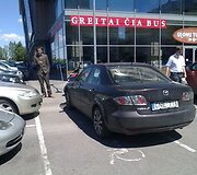 Automobilis pastatytas per dvi vietas, kurios skirtos neįgaliesiems