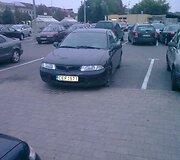 Kaune automobilis paliktas per 2 vietas