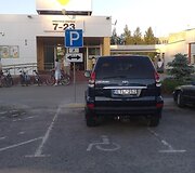 Rolandas pastebėjo prabangų visureigį neįgaliųjų vietoje