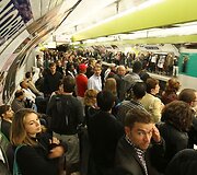 Streiko metu kursuoja Prancūzijoje kursuoja maždaug pusė traukinių 