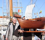 Savivaldybės vardu meras broliams pranci&scaron;konams įteikė senovilio laivo &bdquo;Kogas&ldquo; modelį. 
