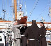 Savivaldybės vardu meras broliams pranci&scaron;konams įteikė senovilio laivo &bdquo;Kogas&ldquo; modelį. 