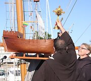 Savivaldybės vardu meras broliams pranci&scaron;konams įteikė senovilio laivo &bdquo;Kogas&ldquo; modelį. 