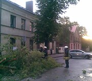 Ugniagesiai &scaron;alina &scaron;kvalo padarinius.