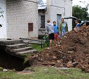 Klaipėdoje blokas prispaudė du vyrus
