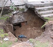 Klaipėdoje blokas prispaudė du vyrus