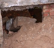 Klaipėdoje blokas prispaudė du vyrus