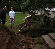 Klaipėdoje blokas prispaudė du vyrus