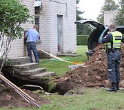 Klaipėdoje blokas prispaudė du vyrus