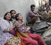 Banglade&scaron;o sostinės Dakos lū&scaron;nyno gyventojai gedi gaisro aukų