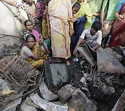 Banglade&scaron;o sostinės Dakos lū&scaron;nyno gyventojai gedi gaisro aukų