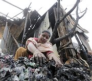 Banglade&scaron;o sostinės Dakos lū&scaron;nyno gyventojai gedi gaisro aukų